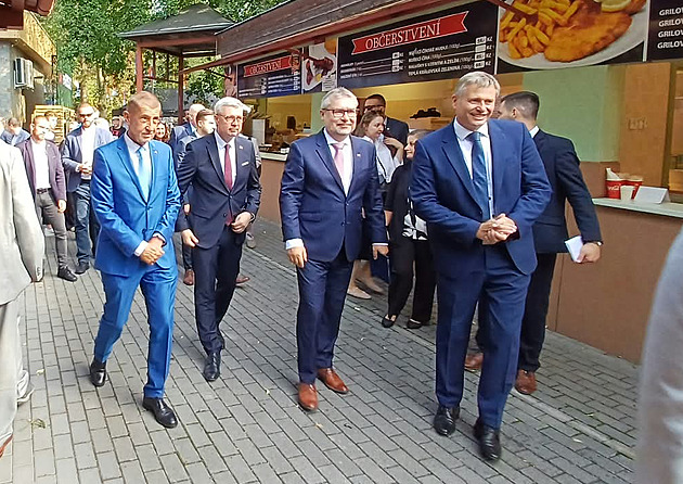 V �esk�ch Bud�jovic�ch za�ala Zem� �ivitelka. Na slavnostn� zah�jen� m��� zleva Andrej Babi�, Karel Havl��ek, Martin �ebesty�n a Mojm�r Severin.