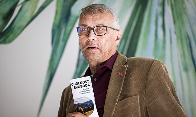 Chci vrátit do hry vysokorychlostní trat přes Hradec, říká Dvořák usilující o Senát