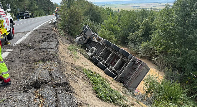 Řidič zůstal uvězněný v převráceném kamionu, musel vykopnout čelní sklo