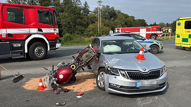 Motorkáře po střetu s autem oživovali, transportoval ho vrtulník