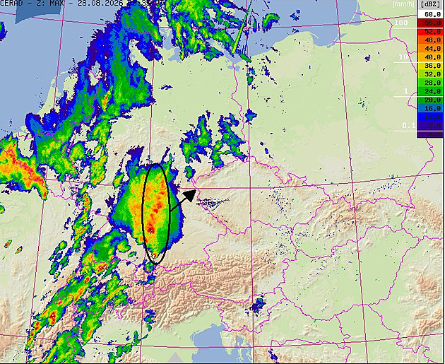 Českem procházejí intenzivní bouřky, meteorologové varují před nárazy větru a kroupami