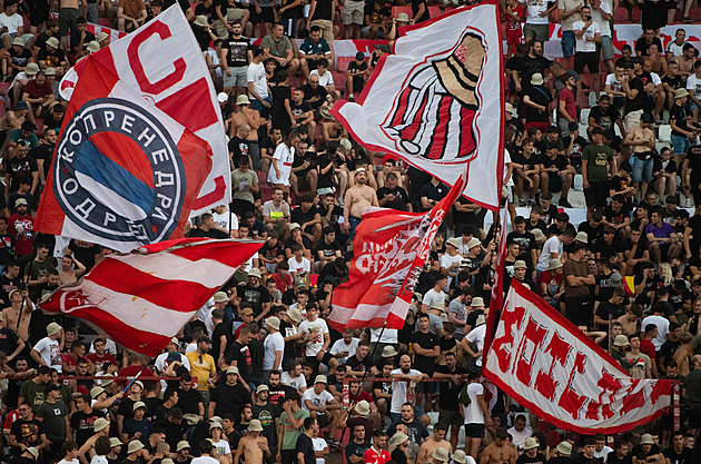 UEFA vyměřila pokutu. Crvena zvezda pyká za oslavy válečného zločince Mladiče