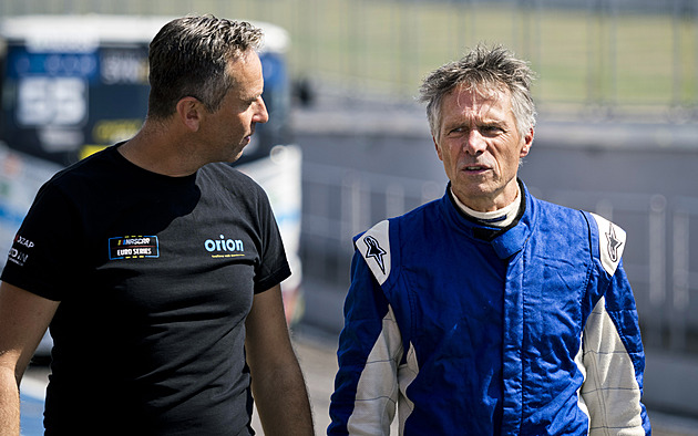 Tahač může driftovat? Ledecký byl paf ze závoďáků v Mostě: Ester už trénovala v F1