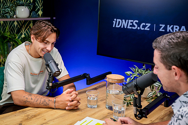 Tom� Cibulka (vlevo) p�i nat��en� podcastu (21. srpna 2026)
