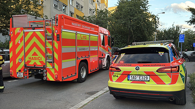 Požár umakartového jádra zdevastoval byt v Praze. Hasiči zachránili pět lidí