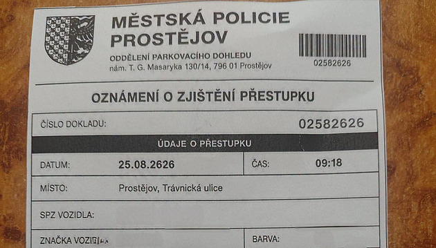 Podvod, či dílo vtipálka? Řidičům někdo dává za stěrač falešné pokutové lístky