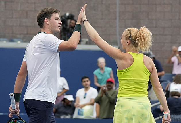 Siniakova and Patten advance at US Open from mixed doubles qualification