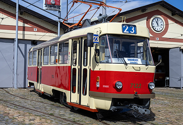 Červená křesla, koženka a dřevo. Prahou projedou tramvaje jako ze 70. let