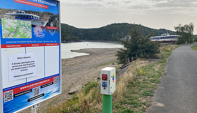 Parník na Hracholuskách kvůli suchu dojezdil, vytáhli ho na poslední chvíli