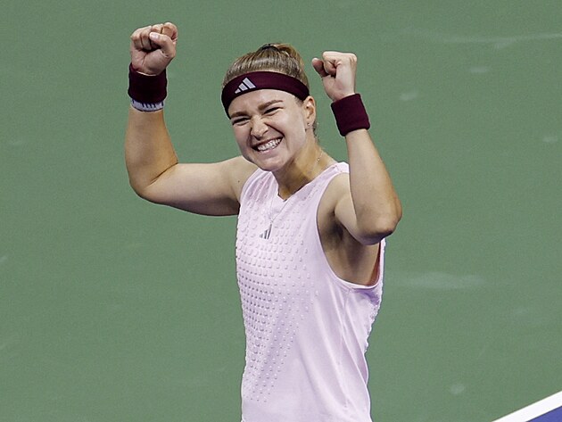 Karol�na Muchov� slav� v�t�zstv� ve sm�en� �ty�h�e na US Open.