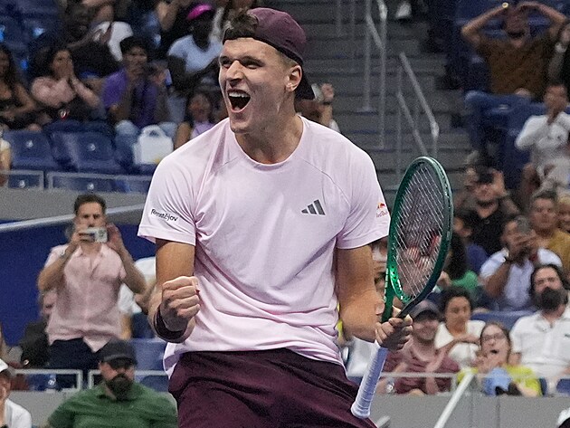 Jakub Menšík slaví vítězství ve smíšené čtyřhře na US Open.