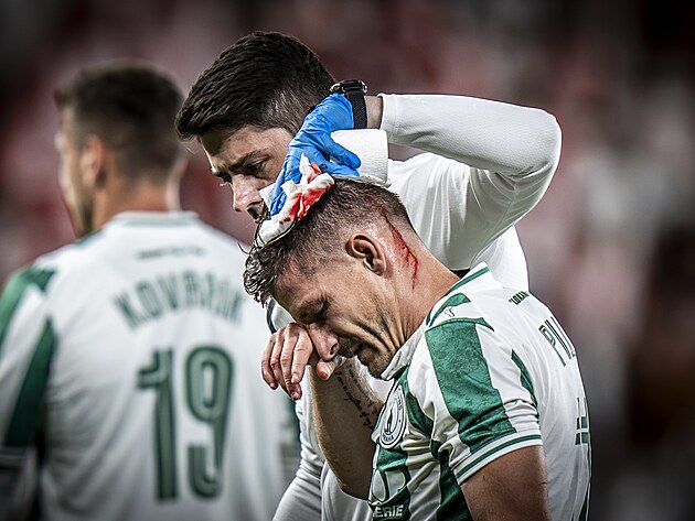 Křídelník Bohemians Václav Pilař opouští hřiště s tržnou ránou po souboji s...
