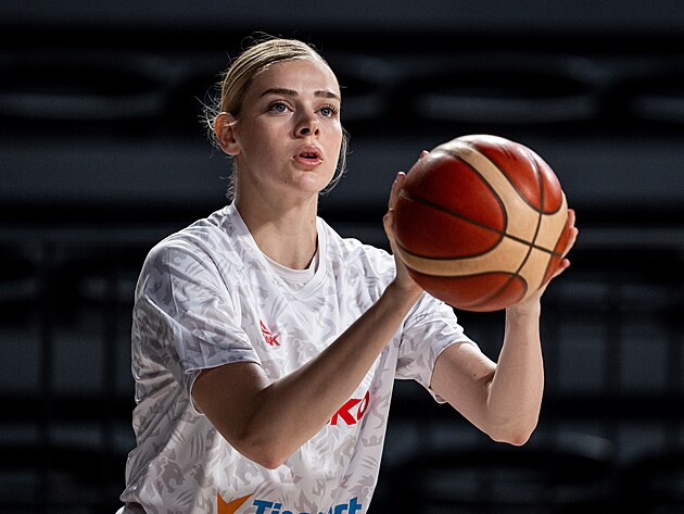 �esk� basketbalistka Kate�ina Kaln� se chyst� na z�pas.