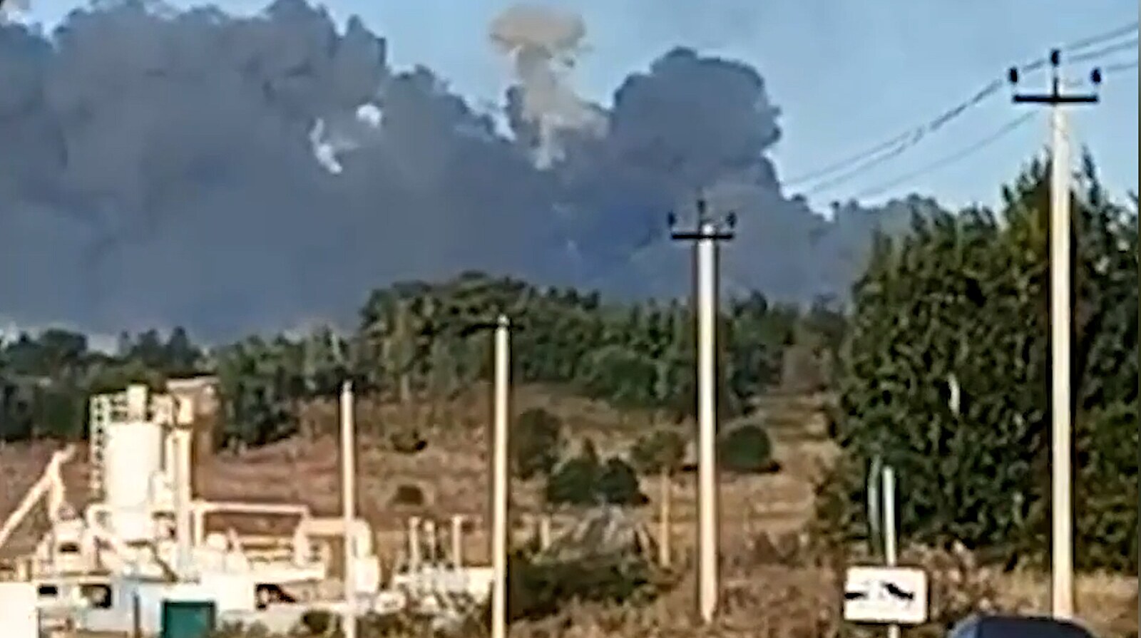 Ukrajinci zasáhli rafinerii v Jaroslavli, v Engelsu zničili strategický bombardér