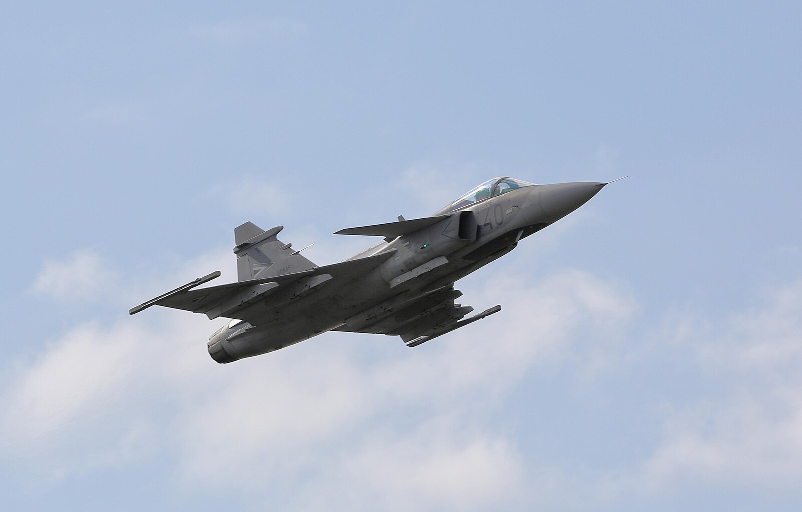 NATO opět povolalo české gripeny nad Polsko. V noci letouny vzlétly z Pardubic
