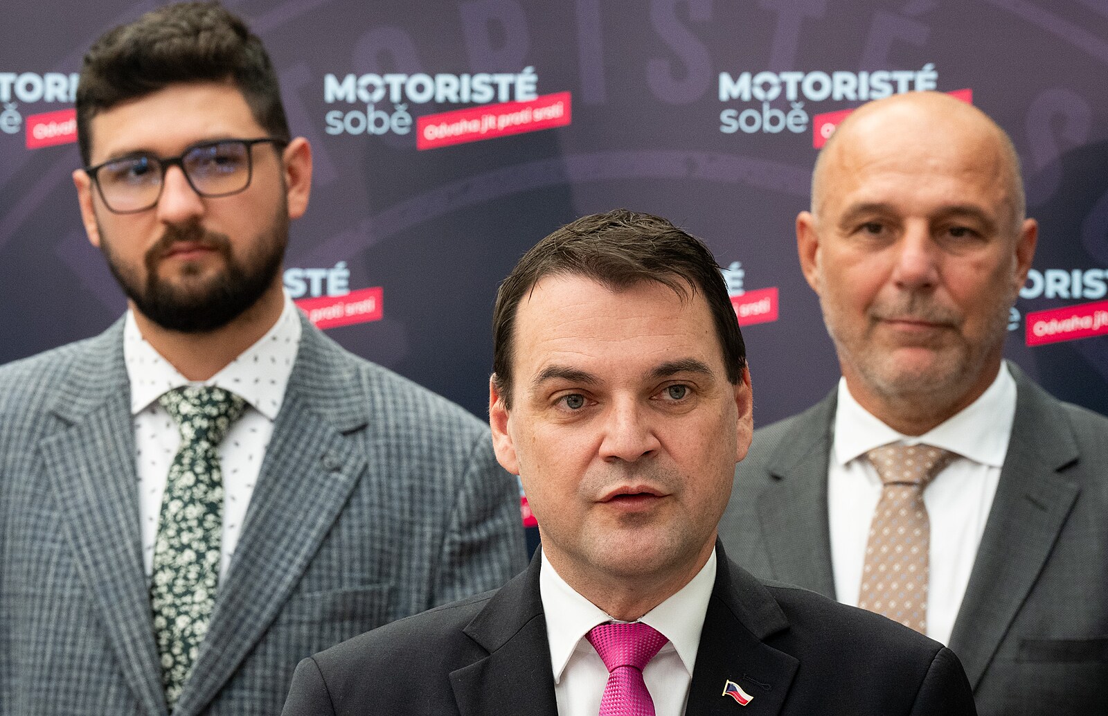 Hrozní zůstaneme a polepšit se nehodláme, slíbil Macinka. Sám kandiduje v Praze