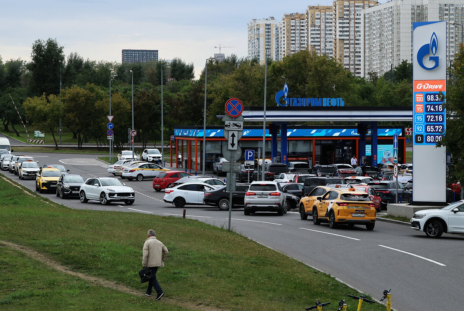 Najít benzín je zkouška nervů, líčí reportér. Rusové hledají v Číně a kupují elektroauta
