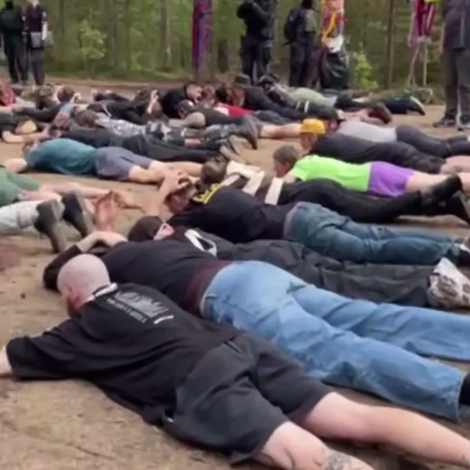 Ruská policie vtrhla na festival, zatkla stovku lidí. Volali po svržení Putina