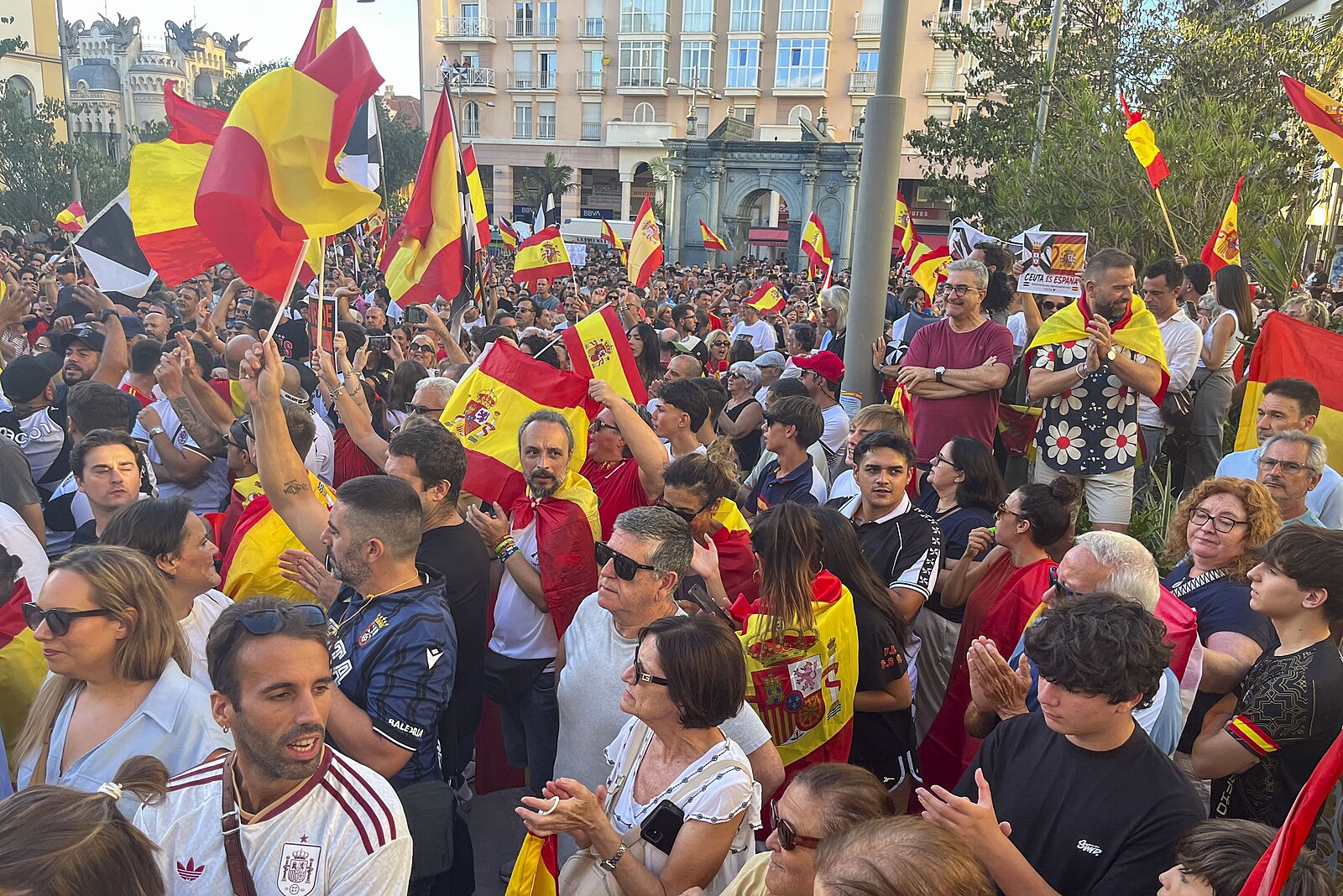 Vyhostěte vetřelce! protestovali v Ceutě proti migraci. Maročané útočili na vojáky