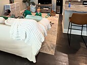 Hlavní místnost slou�í jako lo�nice, obývák, kuchy� a herna zárove�. 