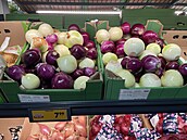 V polském obchod� Biedronka na hlavním nám�stí v Krakov� prodávají oloupanou...