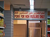 V obchod� s potravinami v nákupním centru Dubai Mall ve Spojených arabských...