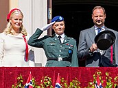 Norská královna Mette-Marit, korunní princezna Ingrid Alexandra a král Haakon...