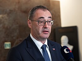 Ministr sportu Boris ��astný na tiskové konferenci Motorist� ve Sn�movn�. (25....