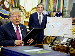 Americký prezident Donald Trump dr�í v Oválné pracovn� Bílého domu výkonné...