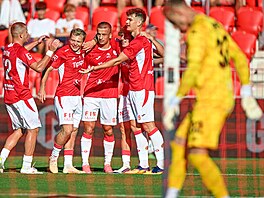 Pardubi�tí fotbalisté se radují z gólu Tobiase Boledovi�e p�ed p�ekonaným...