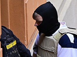 Eskorta p�ivá�í Tomá�e Ji�ikovského z bitcoinové kauzy do budovy Krajského...