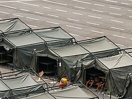 Migranti odpo�ívají v provizorním p�íst�e�ku z�ízeném ú�ady v Ceut� po...