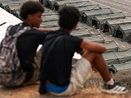 Migranti odpo�ívají v provizorním p�íst�e�ku z�ízeném ú�ady v Ceut� po...