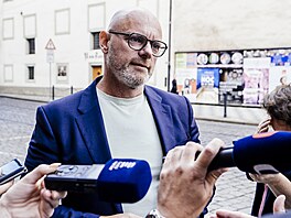 Dal�ím ministrem, který ve �tvrtek dorazil za Schillerovou, byl ministr...