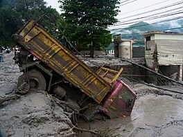 Následky bleskové povodn� na hranicích Nepálu a Tibetu (27. srpna 2026)