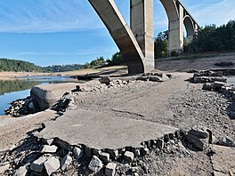 Nedostatek vody odhaluje na vodním díle Orlík i základy bývalého �et�zového...
