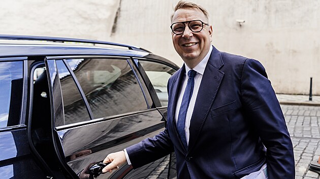 Ministr pr�ce a soci�ln�ch v�c� Ale� Juchelka na jedn�n� o rozpo�tu na p��t� rok s ministryn� financ� Alenou Schillerovou. (20. srpna 2026)