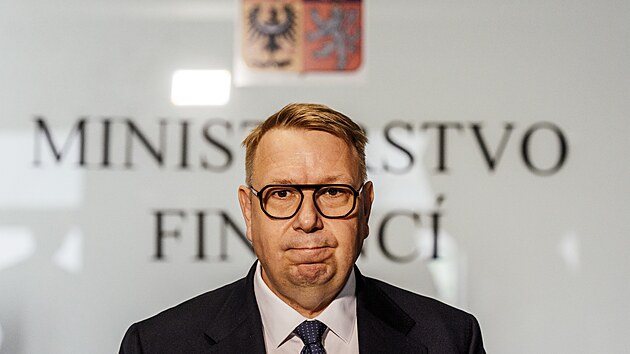 Ministr pr�ce a soci�ln�ch v�c� Ale� Juchelka na tiskov� konferenci po jedn�n� o rozpo�tu s ministryn� financ� Alenou Schillerovou. (20. srpna 2026)