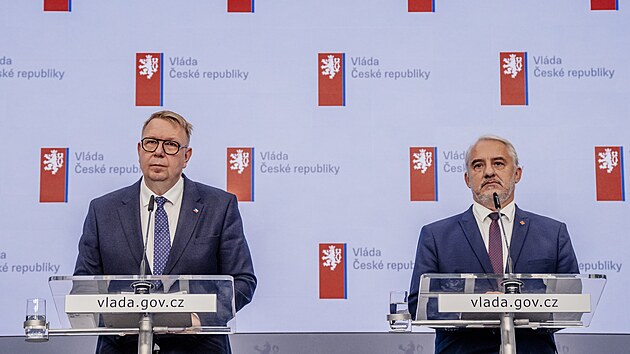 Ministr pr�ce a soci�ln�ch v�c� Ale� Juchelka (ANO) a  
p�edseda �eskomoravsk� konfederace odborov�ch svaz� Josef St�edula na tiskov� konferenci po jedn�n� tripartity (24. srpna 2026)