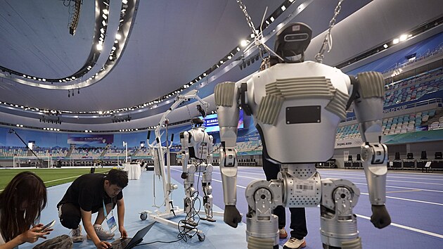 Roboti se b�hem Sv�tov�ch her humanoidn�ch robot� utkaj� ve sportovn�ch i praktick�ch discipl�n�ch.
