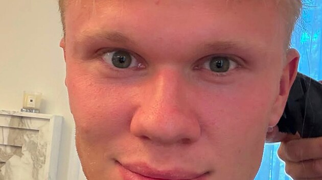 Fotbalista Erling Haaland se ost��hal.
