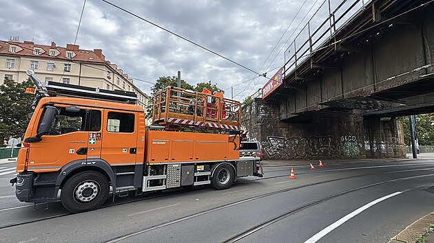 Nadm�rn� n�klad strhl trolejov� veden� v Nusl�ch. (25. srpna 2026)