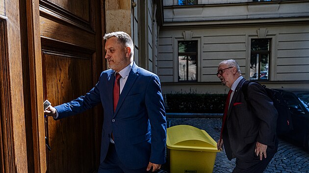 Z�stupci vl�dy, odbor� a zam�stnavatel� se  mimo��dn� se�li kv�li minim�ln� mzd�. Tripartita projedn� jej� zv��en� v p��t�m a p�esp��t�m roce.   Na sn�mku prezident Svazu pr�myslu a dopravy Jan Rafaj (vlevo). (24. srpna 2026)