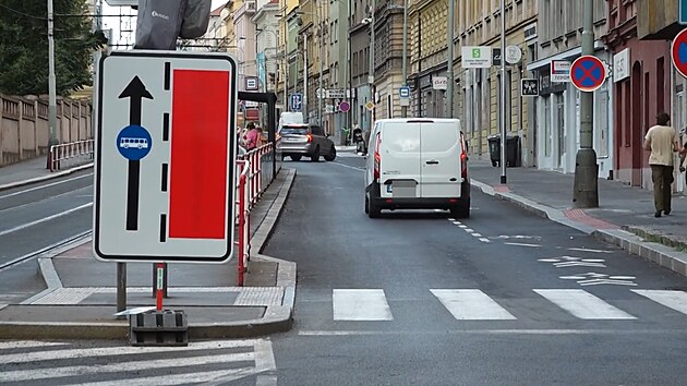 Zrekonstruovan� ulice do�k� z�sadn�ch zm�n. Objevil se tam toti� cyklopruh a �ada ostr�vk�, kter� u� te� lidem vad�.