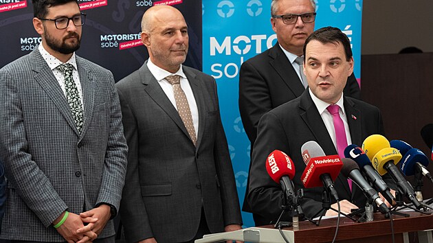 Petr Macinka na tiskov� konferenci Motorist� ve Sn�movn�. (25. srpna 2026)
