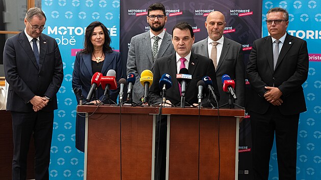Petr Macinka na tiskov� konferenci Motorist� ve Sn�movn�. (25. srpna 2026)
