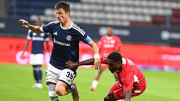 Dominik Janošek z Olomouce v souboji s pardubickým Dominiquem Simonem.