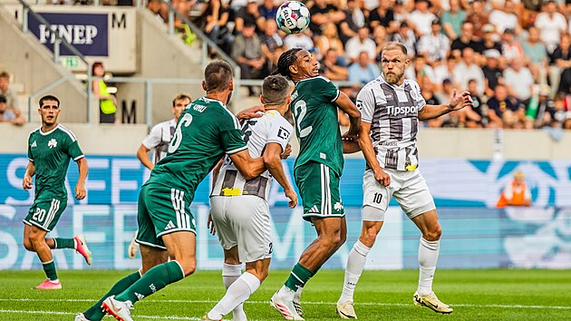 Vzdu�n� souboj v duelu Hradce s Panathinaikosem.