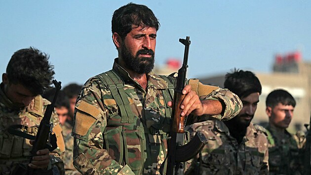 Kurd�tí bojovníci z brigády Kámi�lí se ú�astní vojenské p�ehlídky b�hem poh�bu...