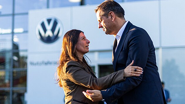 Daniela Cavallo, vlevo, p�edsedkyn� gener�ln� a koncernov� podnikov� rady spole�nosti Volkswagen, a Olaf Lies, ministersk� p�edseda Doln�ho Saska, stoj� v are�lu tov�rny po tiskov�m prohl�en� po n�v�t�v� z�vodu Volkswagen U�itkov� vozy v n�meck�m Hannoveru v pond�l� 24. srpna 2026.